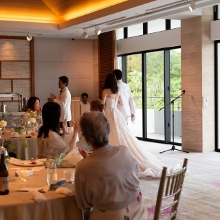 日差しの入る披露宴会場