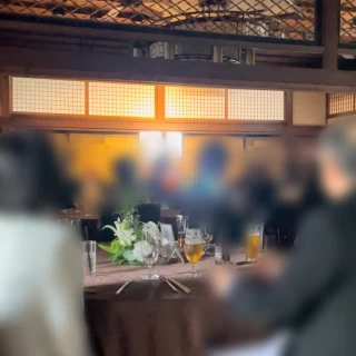 奥の襖から、お色直しした新郎新婦が入場