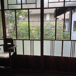 披露宴会場から見えるガラス越しの庭。伝統の板ガラス|700416さんのHATSUNEYA GARDEN ～since1868 Kawagoe～（ハツネヤ ガーデン）の写真(2120261)