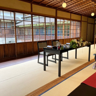 新郎新婦テーブル。背景には伝統的な日本の建築。