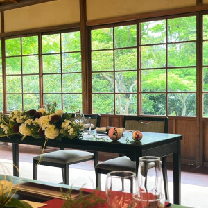新郎新婦テーブル。背景には三溪園の緑。|700457さんの三渓園 鶴翔閣（横浜市指定有形文化財）の写真(2120855)