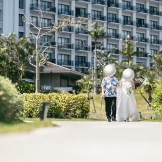 ガーデンのチャペルに向かう通路。陽当たり良好です。