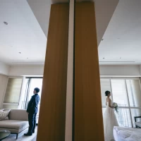 宿泊中のスイートルームでメイクを行いファーストミートをします