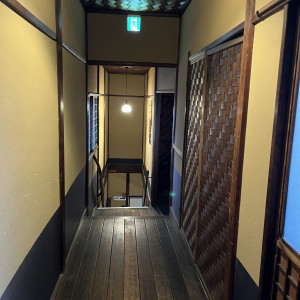 友人控え室から中庭へと続く廊下です。少し階段が急でした。|700488さんの京都祝言 SHU:GENの写真(2132017)