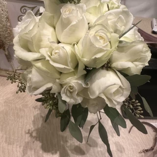 お花は白と緑でシンプルに作ってもらいました。