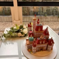 ウエディングケーキのトップはお城にしていただきました。