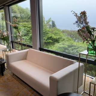 新郎新婦の席をバックに琵琶湖が一望できます。
