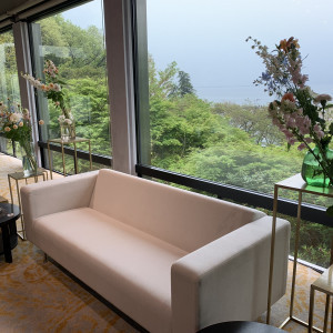 新郎新婦の席をバックに琵琶湖が一望できます。|700632さんのFlairge Dalliance（フレアージュダリアンス）の写真(2121856)