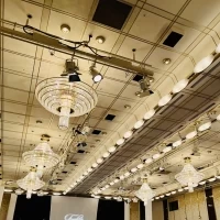 高い天井にはたくさんのスポットライト