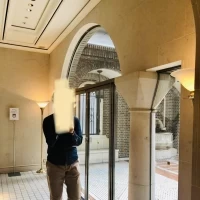 外へつながる廊下