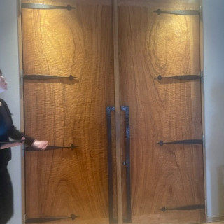 扉は楠の一枚板でできているそうです。
