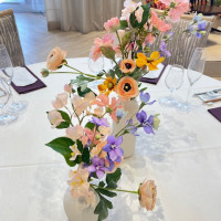 白を基調とした会場のテーブル装花です。花の色が映えます。