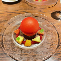 デザートです。チョコをかけて、この球が割れます。