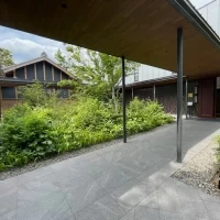 チャペルから披露宴会場までの道です。