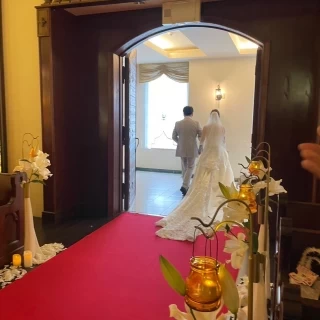 赤の絨毯に長いドレスが映えます。