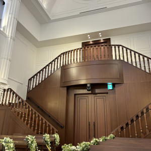 チャペルで階段演出ができる|700793さんのアルカンシエル luxe mariage 大阪（アルカンシエルグループ）の写真(2122957)