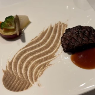 お肉はもちろん、添えてあるソースも美味しかったです。