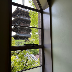 披露宴会場の窓から見える様子|700879さんのTHE SODOH HIGASHIYAMA KYOTO（ザ ソウドウ 東山 京都）の写真(2123479)