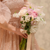 ピンクと白のドレスに合わせたブーケ