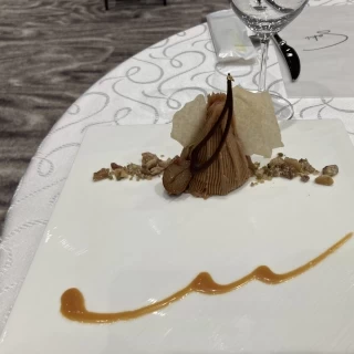 ホテルの建物をイメージしたモンブランケーキ。栗の味が濃厚。