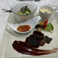 近江牛のステーキ、季節のスープ、オマールエビ
