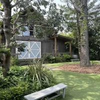 奥の小屋がチャペルです。