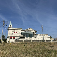 駅から少し歩くものの、遠目から見分かりやすく迷うことは無い