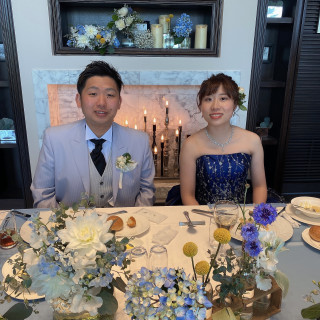 白い大きなテーブルがあることで、お花や2人の衣装がよく見える