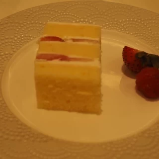 披露宴での料理です(ケーキ入刀で使用したケーキ)
