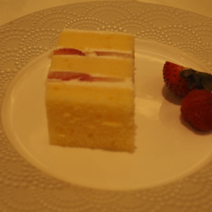 披露宴での料理です(ケーキ入刀で使用したケーキ)|701246さんのオリエンタルホテル福岡博多ステーションの写真(2306587)
