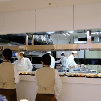 会場内オープンキッチン
