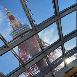 式場のガラス越しの東京タワー