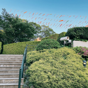 庭園から鯉のぼりを見上げる|701557さんのホテル椿山荘東京の写真(2128057)