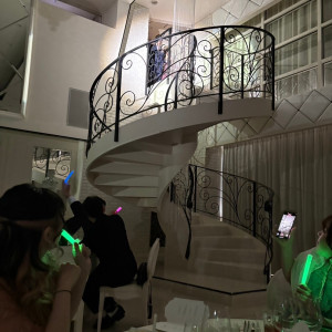 螺旋階段からの入場演出|701580さんのアルカンシエル luxe mariage 名古屋（アルカンシエルグループ）の写真(2369476)