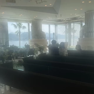 海が見える挙式会場。海が見えるまでの演出が素敵。