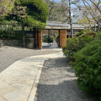 門から入り口までの道