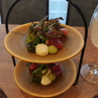 試食した前菜、お寿司