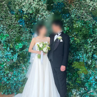 ガーデン近くの壁での撮影が映えます。