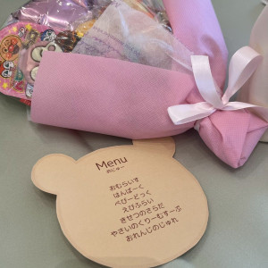 お子様専用のメニュー表と、お菓子ブーケを置きました|701761さんのOCEAN&RESORT MARIZON(オーシャン＆リゾート マリゾン)の写真(2471780)