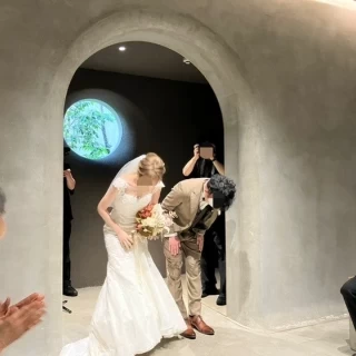 挙式会場入口 丸い小窓がオシャレ