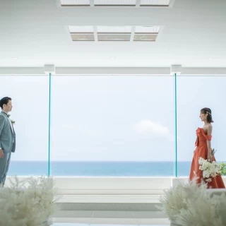 海が目の前に広がる真っ白なチャペル