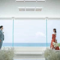 海が目の前に広がる真っ白なチャペル