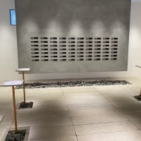 ポストと思い出の品を飾る台があります。
