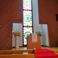 ステンドグラスがキレイな木造教会です