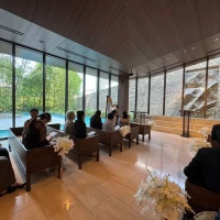 一面ガラスで、床の大理石がよく映えます。