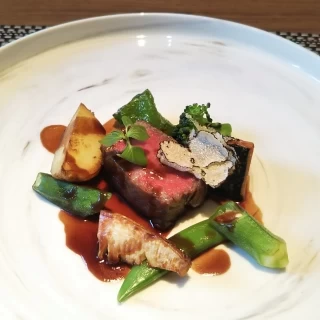 自社牧場の和牛と契約農園のお野菜。とっても美味しかったです。
