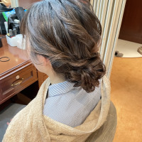 ヘアセットとメイクのリハーサルもあります。挙式ヘア