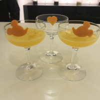 ウェルカムパーティー会場の生搾りオレンジジュース