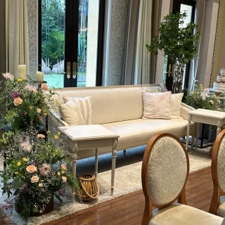 ソファーの周りの装花もたくさん選べました