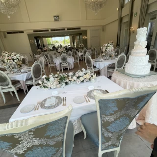 ケーキのイメージと新郎新婦側からの披露宴会場